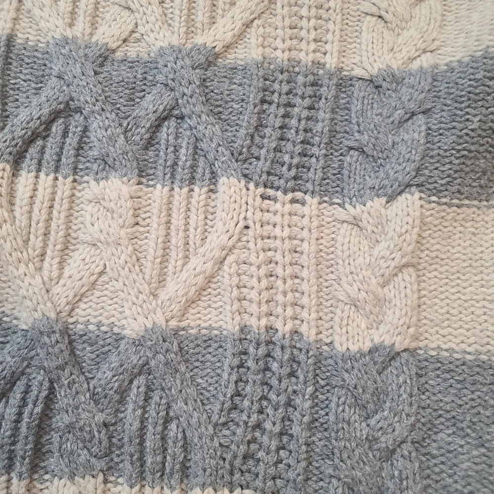 The Gap kids turtleneck cable knit sweater  child size 6 to 7